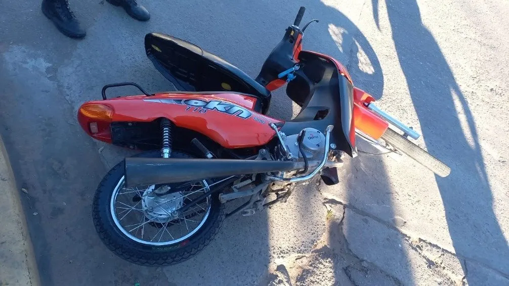 Motociclista fue trasladada al hospital tras impactar contra un auto